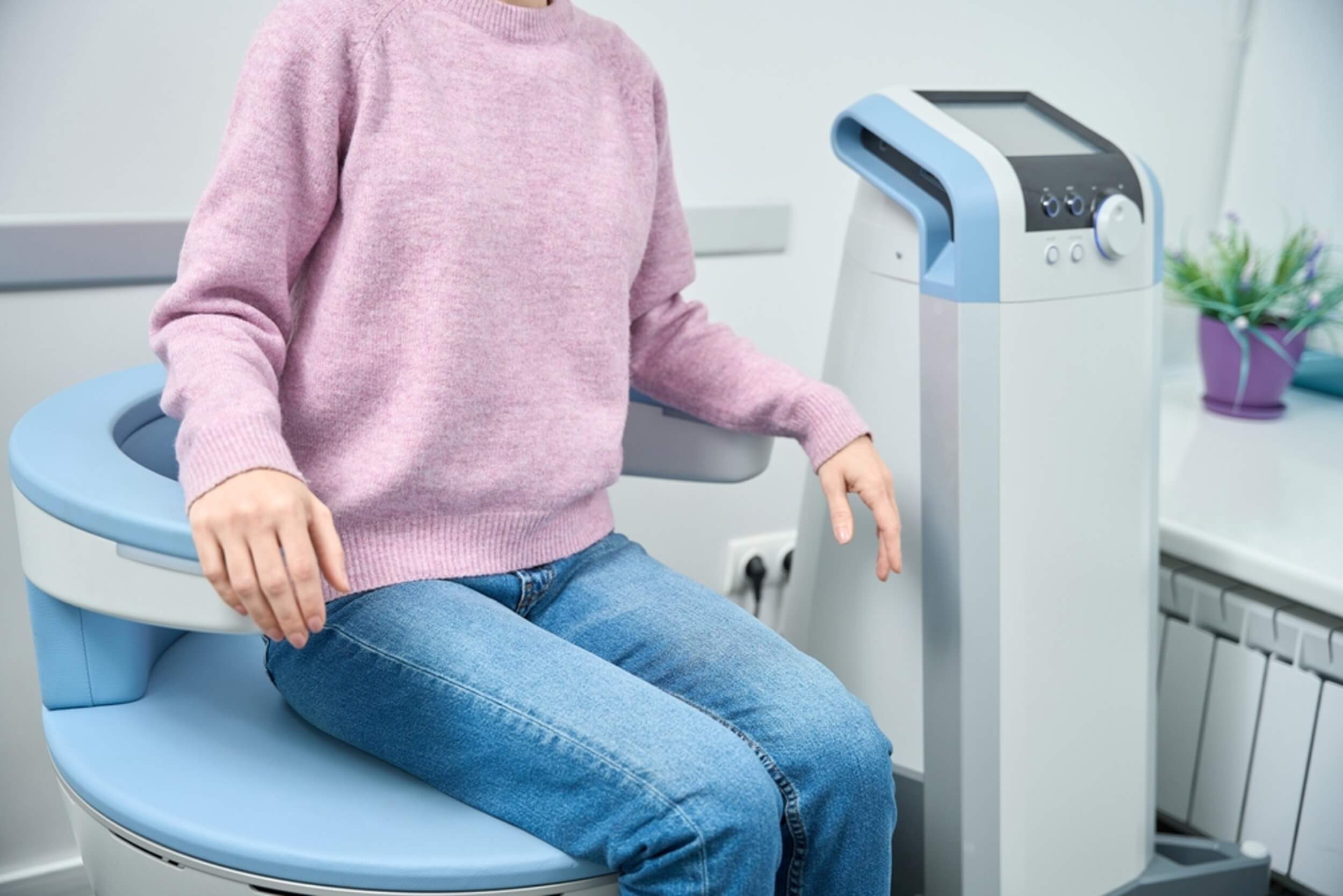 pacient care beneficiaza de electrostimulare magnetica functionala
