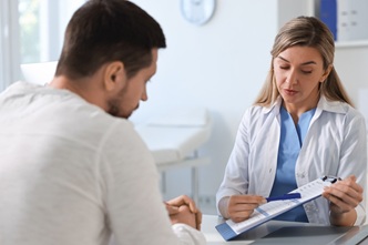 pacient care discuta cu medicul