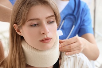 pacienta care poarta un guler cervical