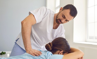 specialist care efectueaza terapie manuala