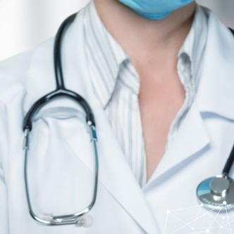 Medic analizeaza o investigatie imagistica