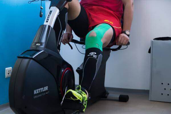 recuperare genunchi bicicleta medicinala benzi kinesio