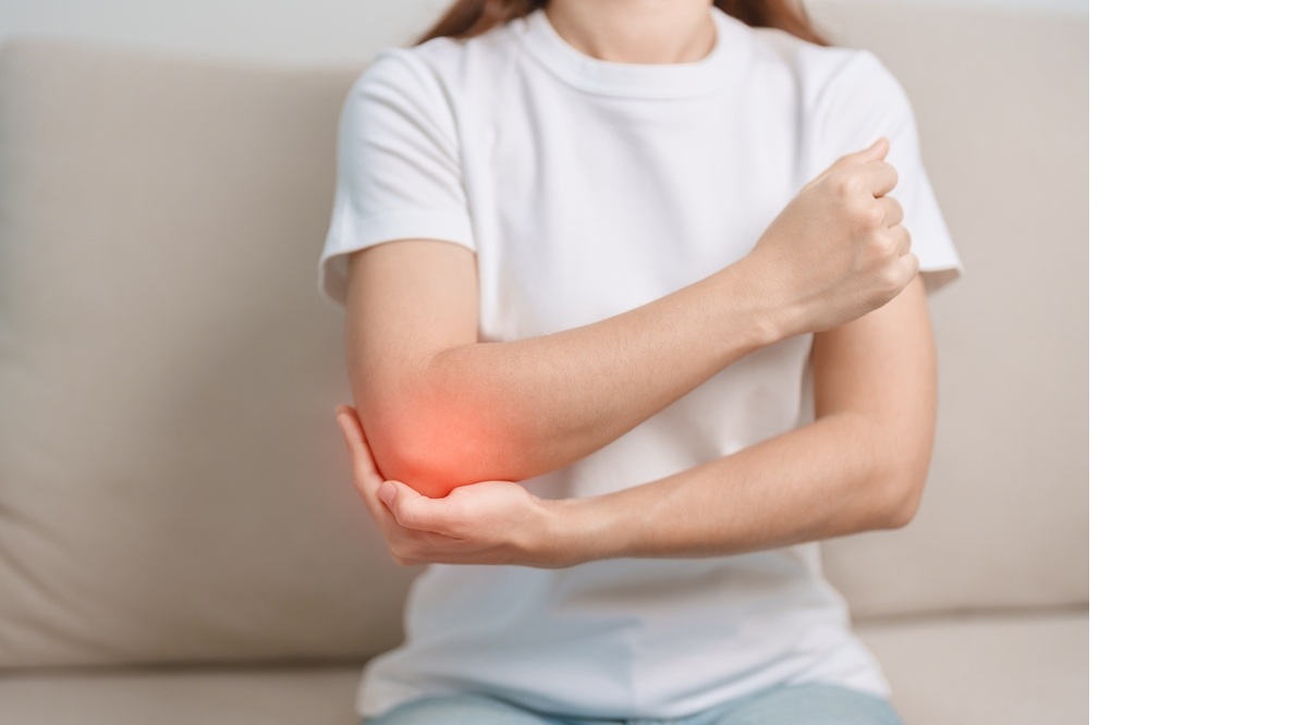 Imagine cu un terapeut care ajuta un pacient la recuperarea cotului prin kinetoterapie