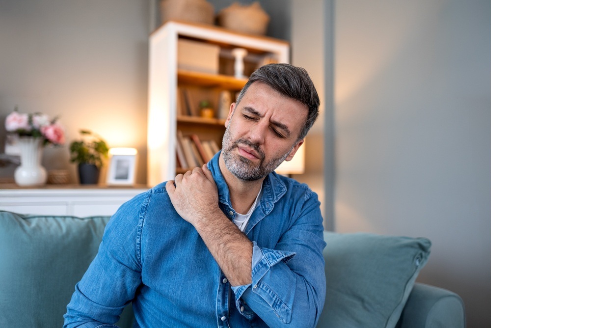 man experiencing shoulder discomfort