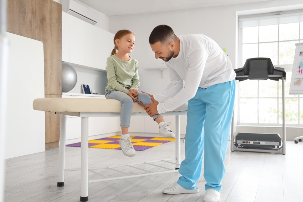 Kinetoterapeut care lucreaza cu un copil