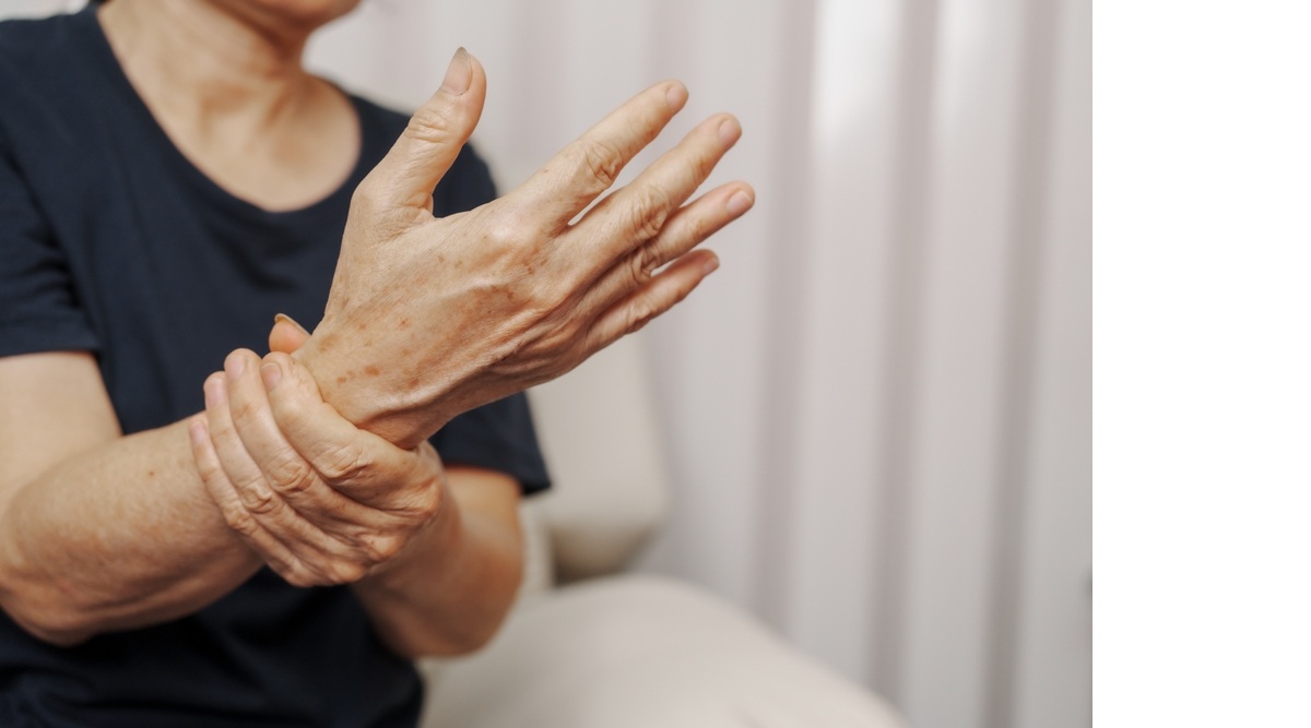 O persoana care experimenteaza simptomele unui atac vascular cerebral