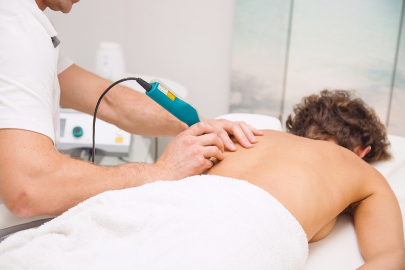 specialist realizeaza o sedinta de fizioterapie