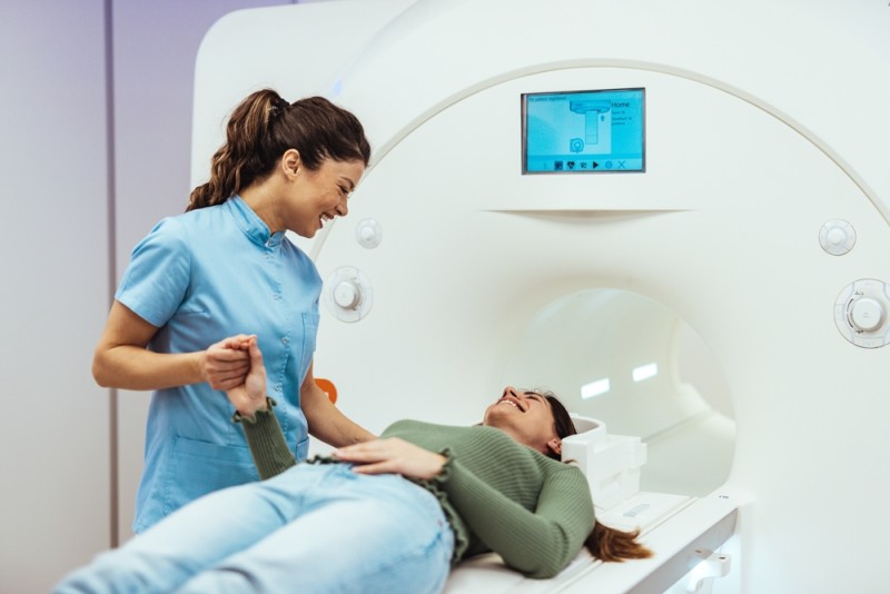 personal medical ajuta o pacienta sa efectueze un RMN