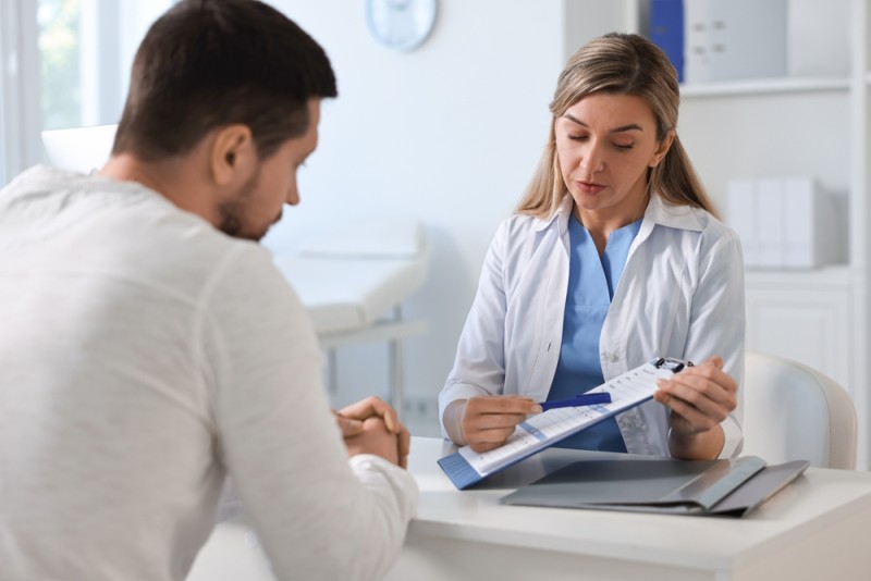 pacient care discuta cu medicul