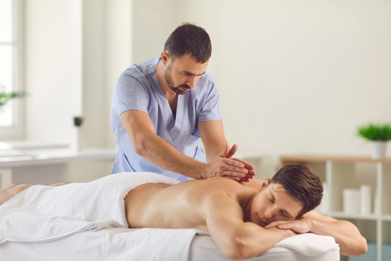 Pacient care beneficiaza de masaj terapeutic