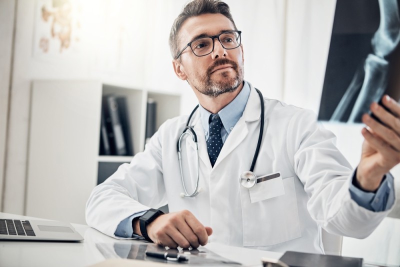 Medic analizeaza o investigatie imagistica