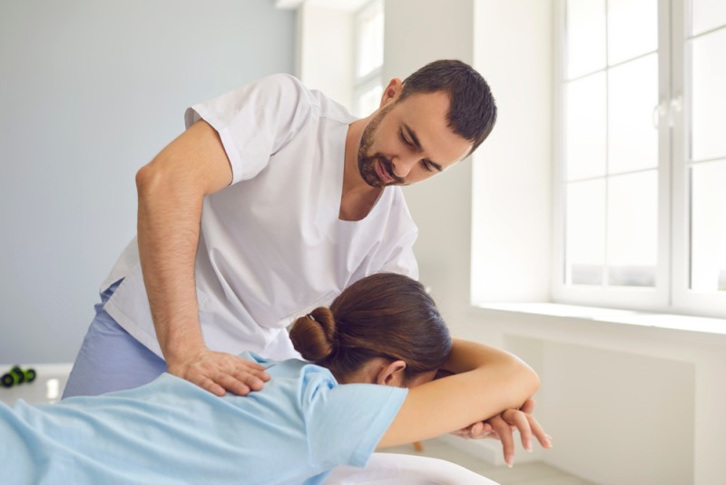 specialist care efectueaza terapie manuala