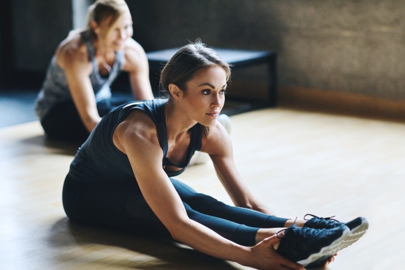 Persoane care fac stretching terapeutic