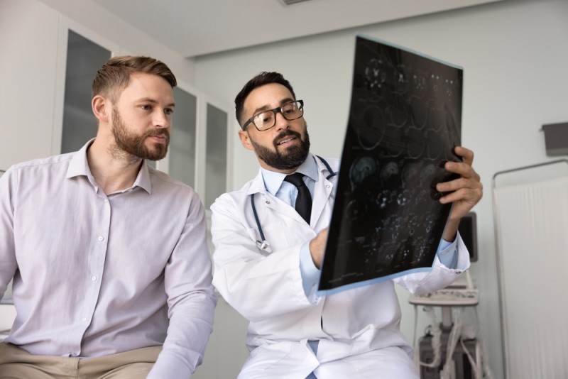 medic ii explica pacientului rezultatele RMN-ului