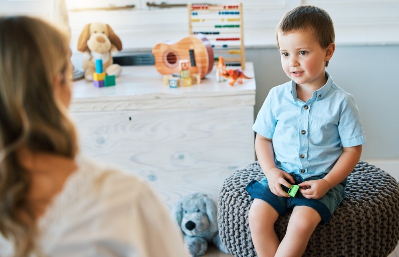 Medic pediatru evalueaza starea de sanatate a unui copil