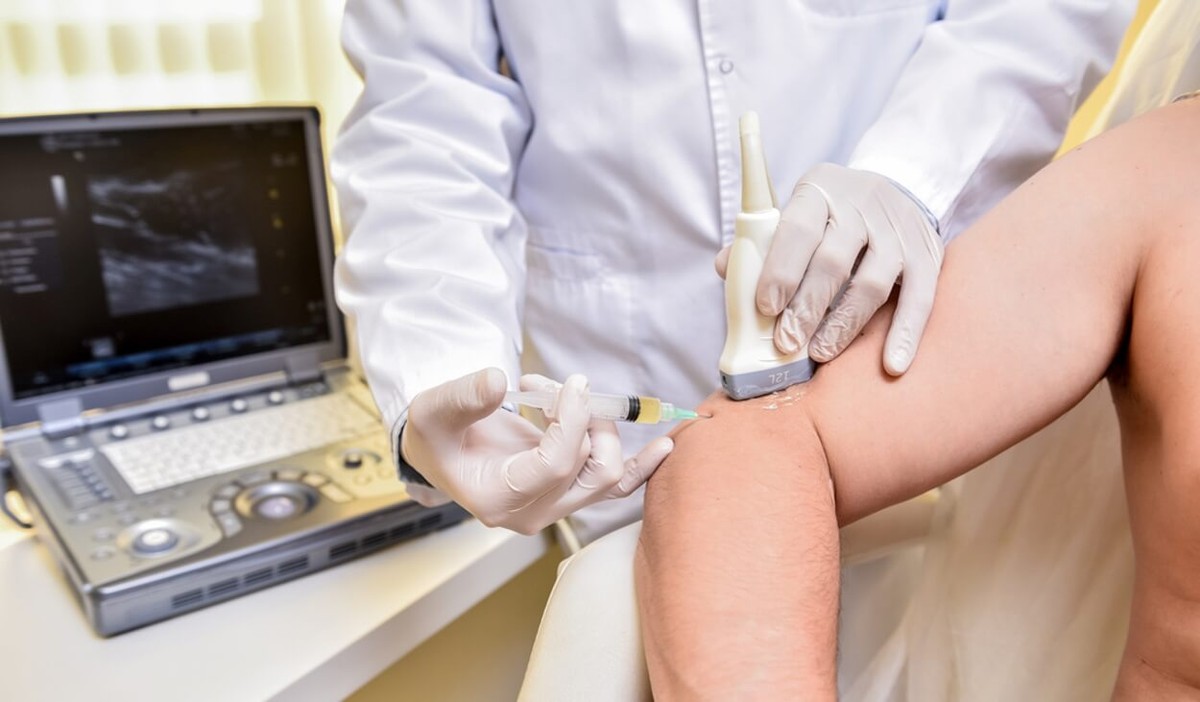 medic efectueaza procedura de infiltratie ecoghidata la nivelul cotului
