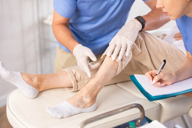 Un medic care examineaza un pacient pentru stabilirea unui diagnostic